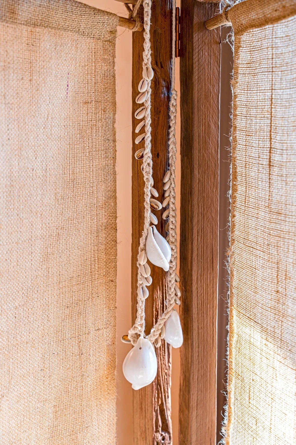 El gran collar de conchas de cauri blanco