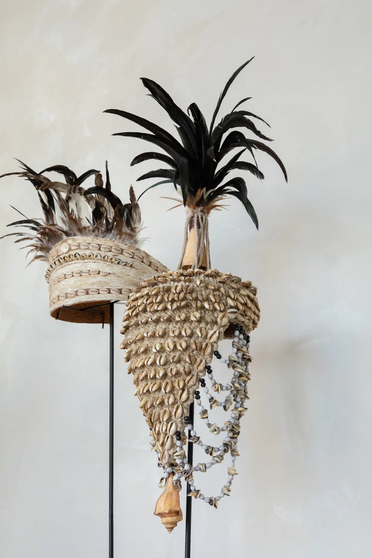 Sombrero de Plumas de Guinea con Soporte - Negro Natural